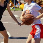 Tjejer spelar basket