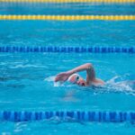 En person simmar i pool