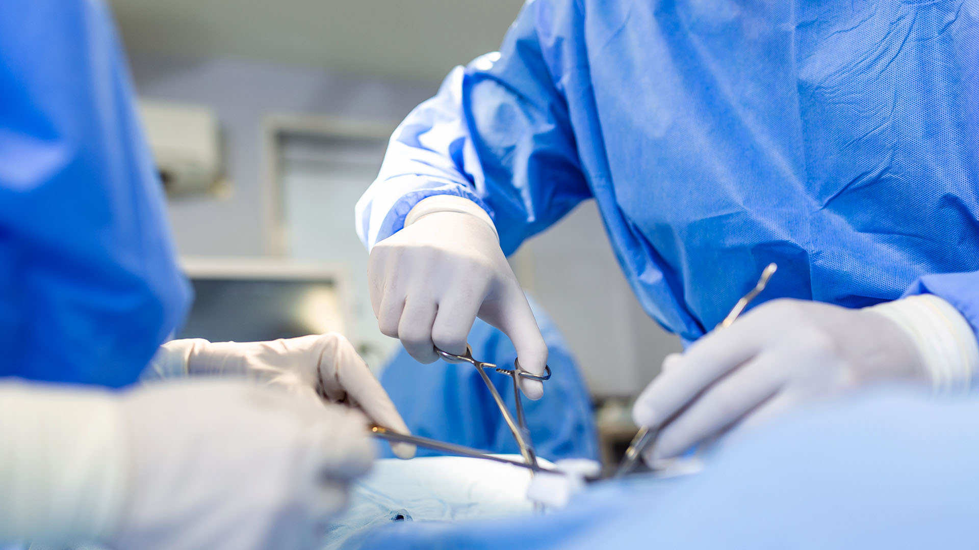 Kirurger med instrument under en operation.