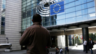 Man blickar mot Europaparlamentet.