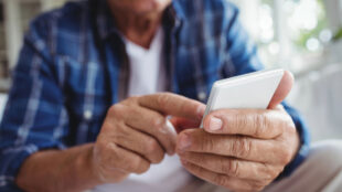 Man använder en mobiltelefon.