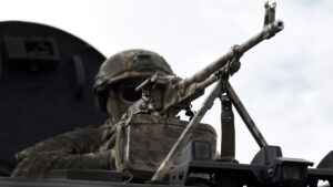Soldat med vapen i stridsvagn.