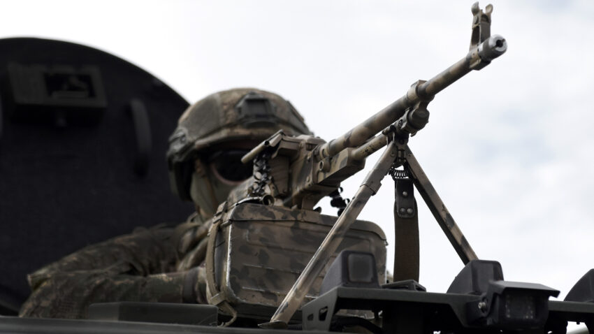 Soldat med vapen i stridsvagn.