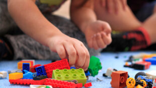 Barn leker med lego.