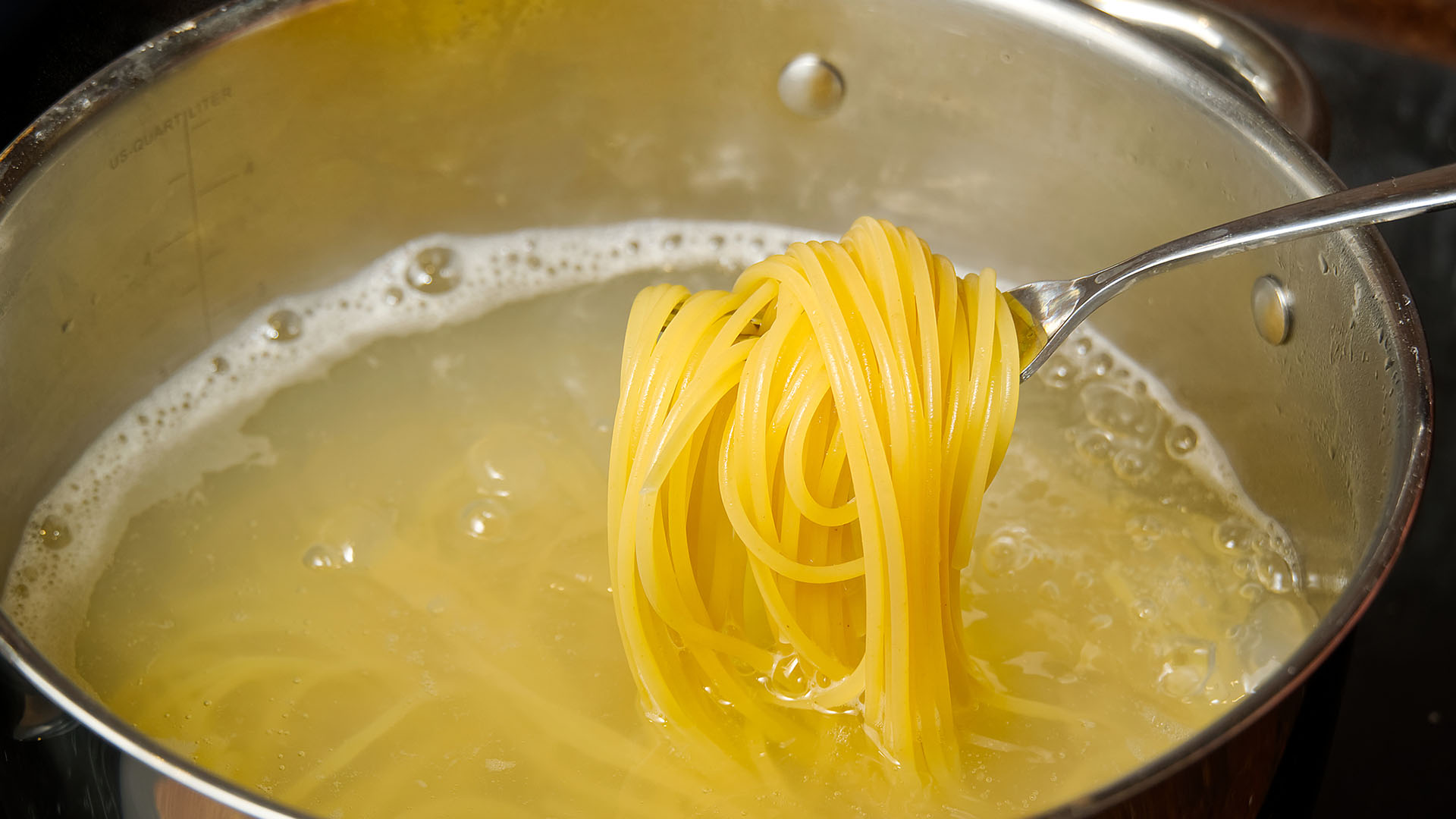 Spagetti i en kastrull.