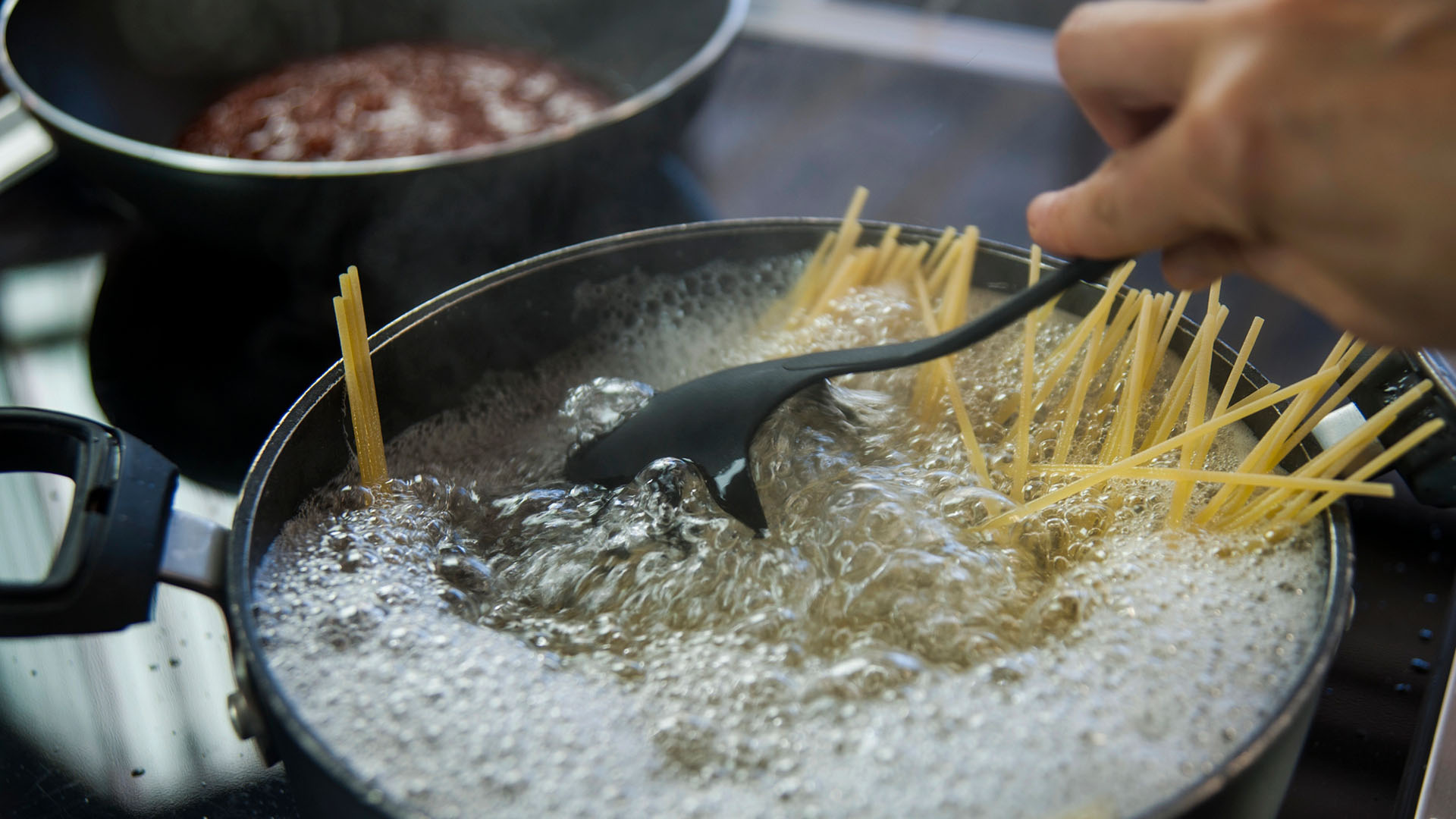 Kastrull med pasta på en spis.